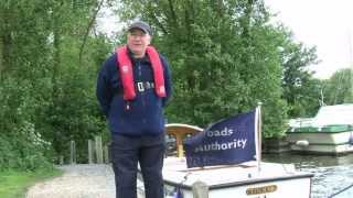 Mooring Made Easy  The Clove Hitch Knot  The Broads TV [upl. by Trixy]